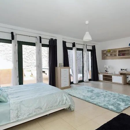 Casa Lottie - 5 Bed Private Pool Lanzarote Вилла